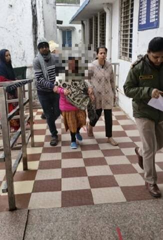 दतिया नगर: मंदिर दर्शन करने जा रही युवती का तीन बाइक सवारों ने किया अपहरण, अगले दिन सुबह मिली पीड़िता, मेडिकल जांच जारी