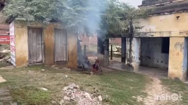 डुमरांव: डुमरांव थाना के सहायक चौकी पर कब्जा, परिसर में कपड़े सुखा रहे अतिक्रमणकारी, SP ने दिया जांच का निर्देश