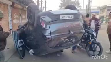 बुढ़ार: बुढार में तेज रफ्तार कार डिवाइडर से टकराकर पलटी, चालक घायल