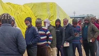 yuirya khad#ke liye lagi bhid