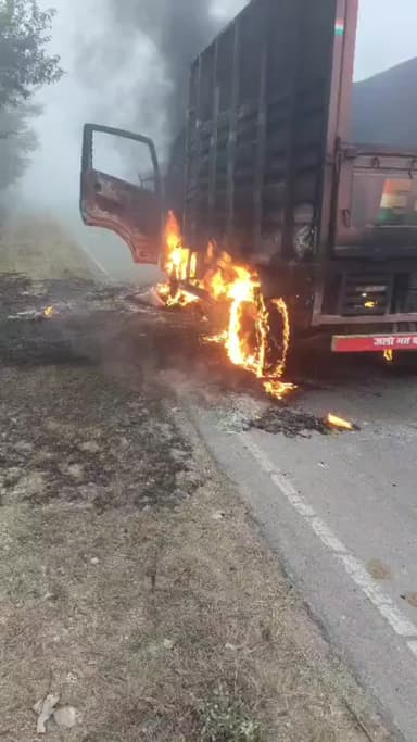 टीकमगढ़: टीकमगढ़-ललितपुर रोड पर चलते ट्रक में लगी आग, ड्राइवर और क्लीनर ने कूदकर बचाई जान, शॉर्ट सर्किट से हादसा