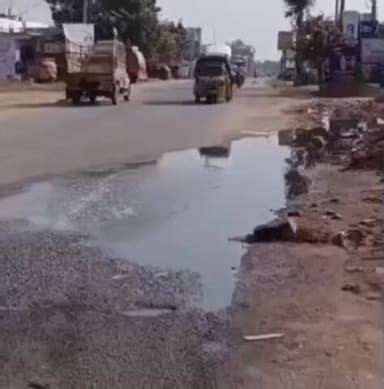 గుంతకల్లు: గుత్తిలోని అనంతపురం రోడ్డులో డ్రైనేజీ కాలువ నిర్మాణ పనులను అర్ధాంతరంగా నిలిపివేసిన అధికారులు, రోడ్లపై మురుగునీరు