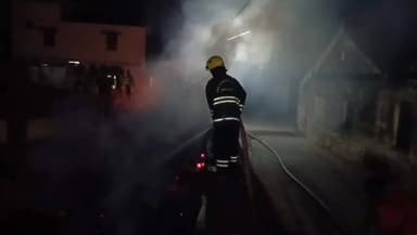 பென்னாகரம்: பாப்பாரப்பட்டிகள் பாழடைந்த கிணற்றில் உள்ள குப்பைகள் திடீரென தீ பற்றி எரிந்ததால் புகைமூட்டம் ஏற்பட்டதில் சுமார் 2 மணி நேரத்திற்கு போராடி அமைத்தனர்