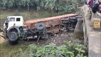 मरवन: रेवा रोड NH-722 मरवन चौक पर बालू लदा ट्रक पुल की रेलिंग तोड़ नदी में गिरा, कोई हताहत नहीं