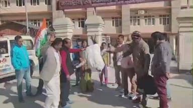 पौड़ी: मनरेगा का नाम बदलने के केंद्र सरकार के फैसले पर आक्रोशित कांग्रेसियों ने पुतला दहन कर किया विरोध प्रदर्शन