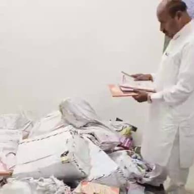 निवाड़ी: असाटी: सांदीपनी विद्यालय के निरीक्षण में केंद्रीय मंत्री डॉ वीरेंद्र खटीक को खुले कमरे में मिलीं किताबें