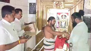 రాయదుర్గం: పట్టణంలో శ్రీవారికి పంచలోహ వరాహ కవచం సమర్పించిన భక్తుడు