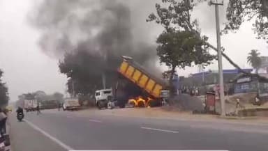 गोगरी: एनएच 31 स्थित गोछारी पेट्रोल पंप पर खड़े ट्रक में लगी आग, अफरा-तफरी मची