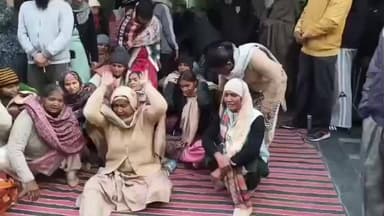 ਅੰਮ੍ਰਿਤਸਰ 2: ਗਰੀਨ ਐਵਨਿਊ ਇਲਾਕੇ ਦੇ ਵਿੱਚ ਇਲਾਜ ਦੇ ਦੌਰਾਨ 33 ਸਾਲ ਦੇ ਨੌਜਵਾਨ ਦੀ ਹੋਈ ਮੌਤ ਪਰਿਵਾਰਿਕ ਮੈਂਬਰਾਂ ਵੱਲੋਂ ਕੀਤਾ ਜਾ ਰਿਹਾ ਪ੍ਰਦਰਸ਼ਨ