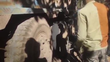 बजाग: शहडोल-पंडरिया मार्ग पर चांड़ा तिराहा के पास बेलगाम ट्रक ने सड़क किनारे खड़ी मोटरसाइकिल को कुचला