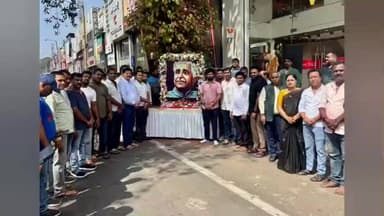 ಮೈಸೂರು: ದೇವರಾಜ ಅರಸು ರಸ್ತೆಯಲ್ಲಿ ರಾಷ್ಟ್ರಕವಿ ಕುವೆಂಪು ಅವರ 121ನೇ ಜನ್ಮ ದಿನಾಚರಣೆ