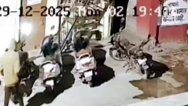 हवेली: पिंपरी चिंचवड मध्ये वाहनांना आग लावतानाची घटना सीसीटीव्ही कॅमरात कैद...