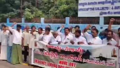 కొండపి: ఎమర్జెన్సీ ల్యాండింగ్ మాకొద్దు అంటూ సింగరాయకొండ మండలానికి చెందిన రైతులు ఒంగోలు కలెక్టర్ క్యాంపు కార్యాలయం వద్ద నిరసన