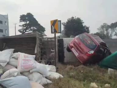 పుంగనూరు: ఈడిగిపల్లి వద్ద బొలెరో వాహనం మారుతి కారు ఎదురు ఎదురుగా ఢీకొనడంతో తప్పిన పెను ప్రమాదం.