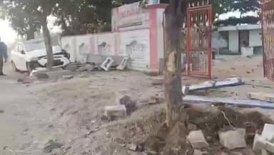 గిద్దలూరు: గిద్దలూరు మండలం నరవ గ్రామ సమీపంలో అదుపుతప్పి చెట్టును ఢీ కొట్టిన కారు, డ్రైవర్ కి స్వల్ప గాయాలు