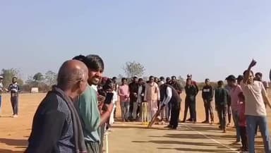 ढीमरखेड़ा: मुरवारी में सार्वजनिक क्रिकेट टूर्नामेंट का भव्य शुभारंभ, अतरसूमा ने पहला मुकाबला 118 रनों से जीता