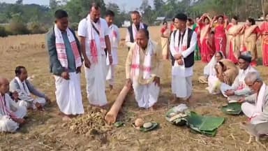 সোণাৰি: মাঙ্গলিক নীতি নিয়মেৰে লাইখুটা স্থাপন কৰা হ'ল ডবা পথাৰ ভোগালী এনিশা অনুষ্ঠানৰ