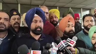 ਗੁਰਦਾਸਪੁਰ: ਗੁਰਦਾਸਪੁਰ ਵਿੱਚ ਅਮਨ ਕਾਨੂੰਨ ਦੀ ਵਿਗੜ ਰਹੀ ਸਥਿਤੀ ਨੂੰ ਲੈਕੇ ਯੂਥ ਕਾਂਗਰਸ ਨੇ ਐਸਐਸਪੀ ਦਫਤਰ ਅੱਗੇ ਲਗਾਇਆ ਧਰਨਾ