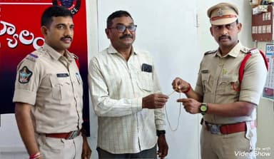 గజపతినగరం: దొరికిన బంగారం పుస్తెలతాడు గజపతినగరం ఎస్ఐ కే కిరణ్ కుమార్ నాయుడుకు అప్పగింత