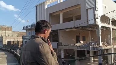 अशोक नगर: प्रशासन ने आजाद खान की होटल आजाद पैलेस को दो जेसीबी की मदद से गिराया