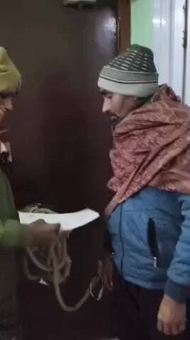 समस्तीपुर: रेलवे स्टेशन के प्लेटफार्म 5 से जीआरपी ने पैंट्री कार के स्टाफ को तीन बोतल विदेशी शराब के साथ गिरफ्तार किया