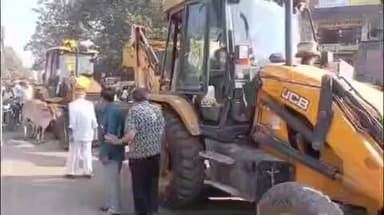 તાલાળા: તાલાલા શહેરમા તંત્ર દ્રારા ડિમોલીશન હાથ ૠરાયુ શાક માર્કેટ, ગીરીનારા ચોક સહીતમા દબાણો હટાવવાની કામગીરી હાથ ધરાઇ