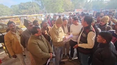 टीकमगढ़: टीकमगढ़ कलेक्ट्रेट में ग्राम रोजगार सहायक संघ का प्रदर्शन, चेकर हटाने की मांग