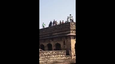 निवाड़ी: गढ़कुंडार किले के ऊपर दो पक्षों में मारपीट, बेल्ट से हमला, वीडियो हुआ वायरल