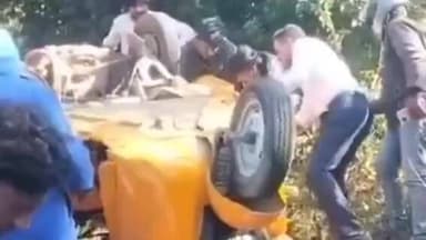 అరకులో ఆటో బోల్తా 9 మందికి గాయాలు, క్షతగాత్రులను ఆసుపత్రికి తరలించిన సర్వ శిక్ష జిల్లా అధికారి స్వామి నాయుడు