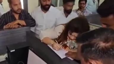 पालकमंत्री संजय शिरसाठ यांच्या मुलीने महानगरपालिका निवडणुकीसाठी उमेदवारी अर्ज निवडणूक कार्यालय येथे केला दाखल