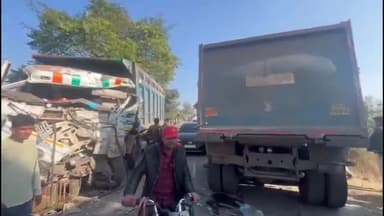 सागर: सागर-गढ़ाकोटा रोड पर भीषण हादसा, दो डंपर और कार की टक्कर, कार खंती में गिरी, लगा दो किलोमीटर लंबा जाम