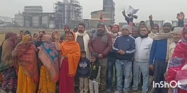 जंदाहा: जन्दाहा: धंधुआ स्पीड फैक्ट्री से दुर्गंध और पानी रिसने से परेशान किसानों ने की नारेबाजी