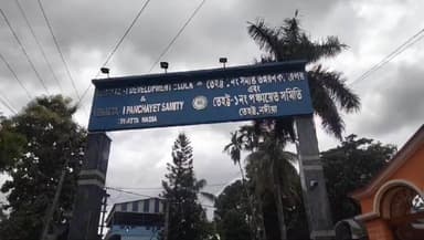 তেহট্ট ১: তেহট্ট ১ বিডিও অফিস প্রাঙ্গণ থেকে ছাত্রদের দেওয়া হল,সবুজ সাথী সাইকেল