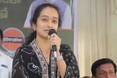 అమడుగురు మండలంలో పేద మహిళలకు ఉచితంగా గ్యాస్ సిలిండర్లు పంపిణీ చేసిన ఎమ్మెల్యే పల్లె సింధూర రెడ్డి