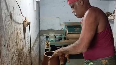 கோவை வடக்கு: கவுண்டம்பாளையம் பகுதியில் பொங்கல் பண்டிகையை ஒட்டி மண்பாண்டங்கள் தயாரிப்புப் பணிகள் விறுவிறுப்பாக நடைபெற்று வருகின்றன.