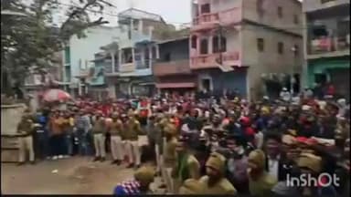 तुरकौलिया: तुरकौलिया बाजार में सोमवार को प्रशासन ने अतिक्रमणकारियों पर चलाया बुलडोजर