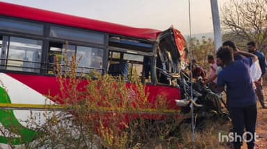 कवठे महांकाळ: घाटनांद्रे येथे एस्टीबस ट्रकचा भीषण अपघात एसटी पुलावरून खाली कोसळली,20 ते 25 प्रवासी जखमी