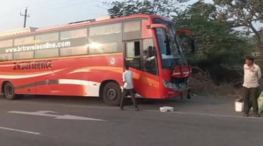 ಇಳಕಲ್: ಖಾಸಗಿ ಬಸ್ಸಿನಲ್ಲಿ ಕಾಣಿಸಿಕೊಂಡ ದಟ್ಟವಾದ ಹೊಗೆ,ಗುಡೂರು ಸಮೀಪ ಬಸ್ಸಿನಿಂದ ಇಳಿದ ಪ್ರಯಾಣಿಕರು