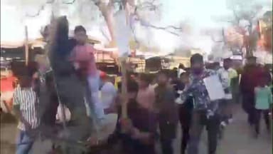 सोहागपुर: ग्राम सेमरी हरचंद में बांग्लादेश में हिंदुओं पर अत्याचार के खिलाफ प्रदर्शन, निकाली शव यात्रा