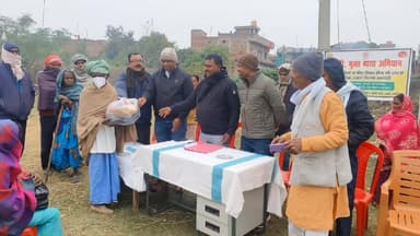 हलसी: हलसी प्रखंड के स्वास्थ्य केंद्र धीरा में कार्यक्रम आयोजित कर तीन टीबी मरीजों को गोद लिया गया