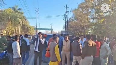 दमोह: दमोह में ब्राह्मण समाज का प्रदर्शन, एसपी दफ्तर के बाहर चक्काजाम कर सौंपा ज्ञापन