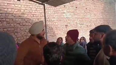 ਪਠਾਨਕੋਟ: ਪਠਾਨਕੋਟ ਦੇ ਨਾਲ ਲੱਗਦੇ ਪਿੰਡ ਰਾਣੀਪੁਰ ਦੇ ਵਾਸੀਆਂ ਵੱਲੋਂ ਡਿਸਪੈਂਸਰੀ ਬਾਹਰ ਜਾਣ ਤੇ ਕੀਤਾ ਗਿਆ ਰੋਸ ਪ੍ਰਦਰਸ਼ਨ ਡਾਕਟਰ ਤੇ ਲਗਾਏ ਆਰੋਪ