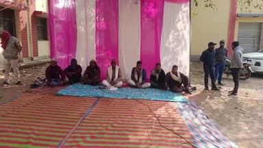 प्रतापपुर: प्रतापपुर सीआई पर रिश्वत लेकर रजिस्टर-2 बनाने का आरोप, भुतभोगी अनिश्चितकालीन धरने पर बैठा