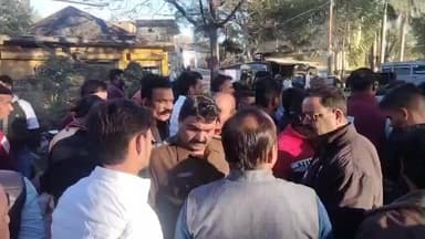 दमोह: पार्षद प्रतिनिधि कासिम खान द्वारा घर में घुसकर मारपीट के विरोध में ब्राह्मण समाज का प्रदर्शन, ज्ञापन सौंपा