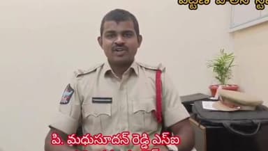 ఎమ్మిగనూరు: ఎమ్మిగనూరులో నూతన సంవత్సర వేడుకల్లో మద్యం తాగి వాహనం నడిపితే కఠిన చర్యలు తీసుకుంటామని ఎస్సై మధుసూదన్ రెడ్డి హెచ్చరిక