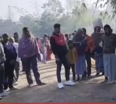 डुमरिया: शेवरा में निर्माणाधीन सड़क में संवेदक की लापरवाही, सड़क बनते ही उखड़ने लगी