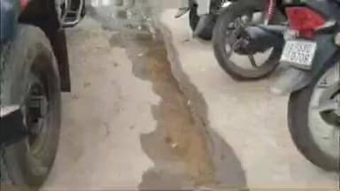 వెంకటగిరి జెడ్పీ బాలికల ఉన్నత పాఠశాల ప్రధాన గేటు వద్ద మరుగు నీరుతో అవస్థలు పడుతున్న విద్యార్థులు