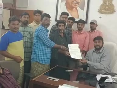 శింగనమల: సింగనమల మండల కేంద్రంలోని భూ సమస్యల పరిష్కరించాలని ఎమ్మార్వోకు వినతిపత్రం అందజేసిన రైతులు.