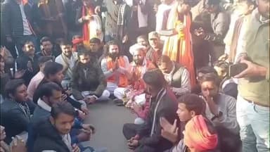 छतरपुर नगर: नौगांव से पैदल मार्च कर सनातन समाज पहुंचा छतरपुर कलेक्ट्रेट, हनुमान चालीसा पढ़ा, संतोष वर्मा पर FIR व शक्ति प्रदर्शन