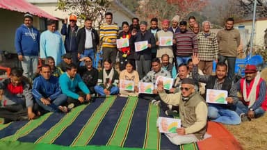 कांडा: मनरेगा योजना से महात्मा गांधी का नाम हटाने पर ब्लॉक कांग्रेस कमेटी कांडा कमस्यार में ऊंबाल कांडा में धरना प्रदर्शन